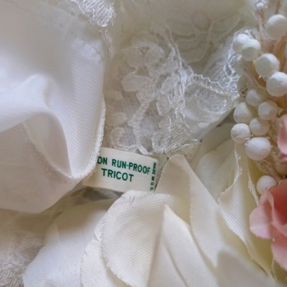 GORGEOUS, UNWORN VINTAGE BRIDAL "MUNSINGWEAR" LACE SLIP! SZ 32. - Picture 5 of 16